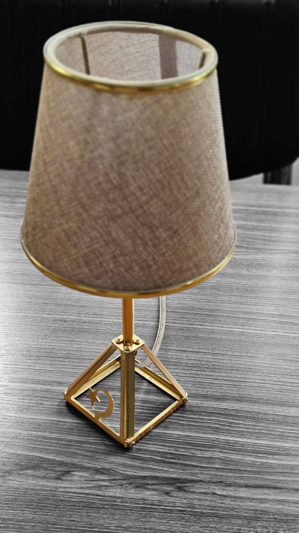  Zümrüt Aurora Gold Metal Ayaklı Keten Abajurlu Masa La